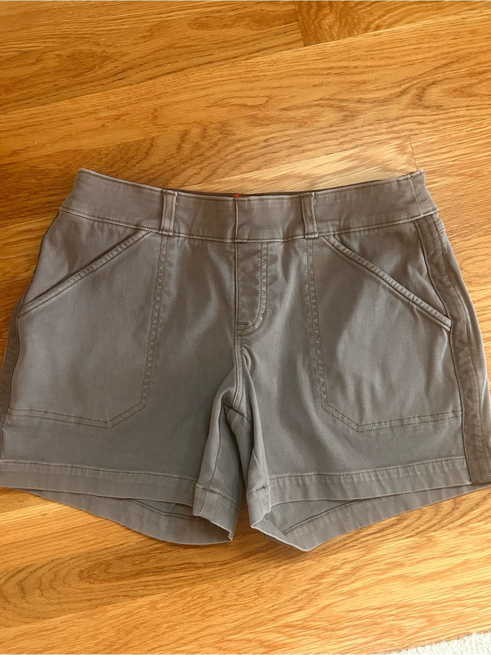 Spanx Women’s Stretch Twill Shorts 4” size Medium color: Smoke